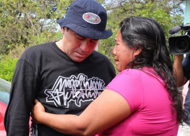 El náufrago salvadoreño, José Salvador Alvarenga, se reunió este sábado 15 de marzo en El Fortín con Roselia Díaz, la madre de Ezequiel Córdoba, el compañero de odisea que murió durante la travesía. Foto Elizabeth Ruiz (AFP).