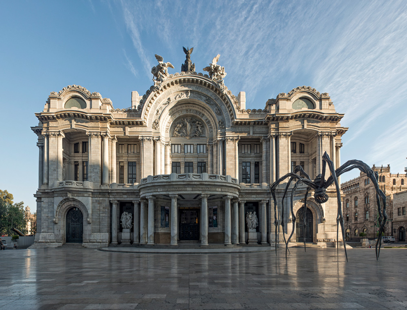 MAMAN, 1999. Bronce, acero y mármol. 927.1 x 891.5 x 1023.6 cm, la gran araña instalada en la plaza del palacio de Bellas Artes en México D.F. ﻿ / Imagen tomada del sitio oficial de la exposición www.museopalaciodebellasartes.gob.mx/micrositios/lb