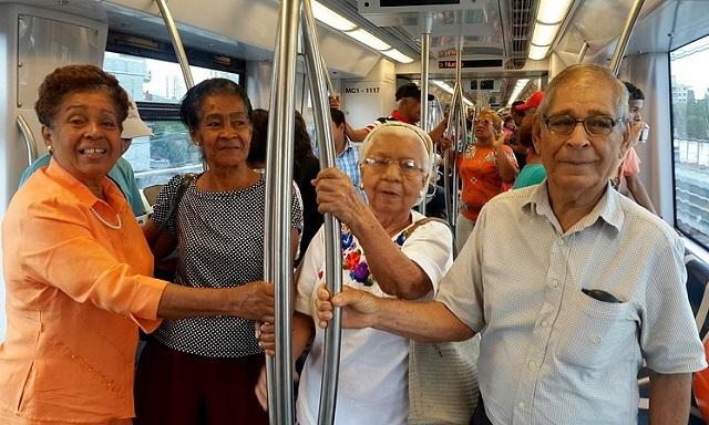 Usuarios panameños disfrutan de un viaje en el metro de Ciudad de Panamá, que se inaugurará de manera oficial el próximo 5 de abril de 2014. Foto cortesía elmetrodepanama.com