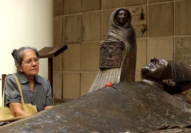 Ubicada en el sótano de catedral metropolitana, la cripta de Monseñor Romero es punto de encuentro de devotos y de admiradores del obispo mártir. Foto Roberto Valencia.