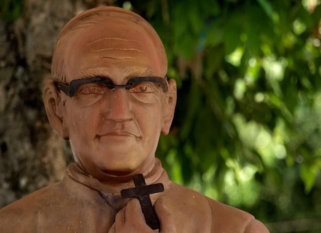 Estatua de Monseñor Romero ubicada en el pequeño pueblo de San Cayetano Istepeque, en el departamento de San Vicente. Foto Roberto Valencia.