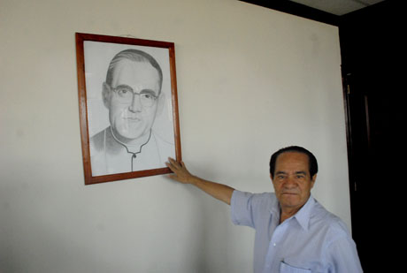 Humberto Centeno muestra dibujo de Óscar Arnulfo Romero en su oficina en el Ministerio de Gobernación. Foto: Mauro Arias