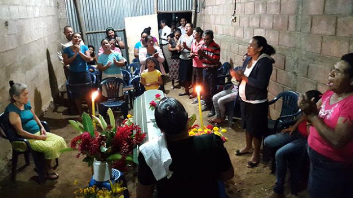 Vela en su casa, en el cantón Las Pozas de San Lorenzo. Sábado 22 de noviembre.
