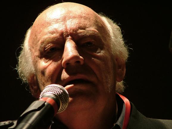 Eduardo Galeano estuvo en El Salvador los días 11 y 12 de octubre de 2005 en la Universidad de El Salvador. Ahí, las máximas autoridades del recinto universitario decidieron otorgarle un doctorado honoris causa por su inmensa labor literaria e intelectual para sacar a luz los grandes problemas de Latinoamérica. foto: Secretaría de Comunicaciones de la Universidad de El Salvador.
