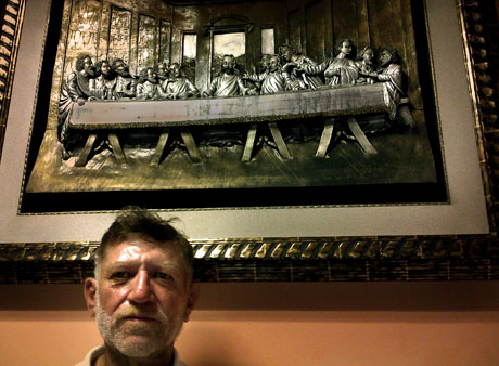 El capitán Álvaro Rafael Saravia posa debajo de un cuadro de la última cena. La fotografía fue una petición expresa de Saravia. Foto: Carlos Dada.