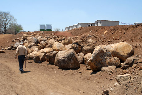 Maquinaria pesada removió toneladas de roca durante los trabajos de terracería.