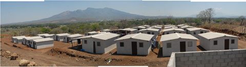 Vista general de las casas construidas dentro del sitio arqueológico.