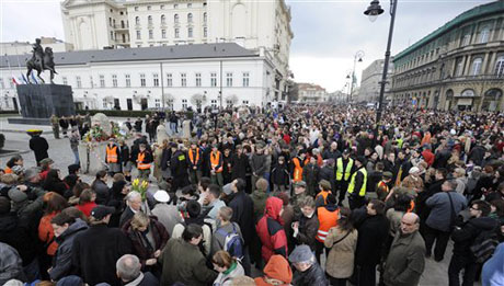 Cientos de polacos se reunen frente al Palacio Presidencial, en Varsovia, para rendir homenaje al presidente Lech Kaczynski, quien murió en un accidente aéreo. Foto AP