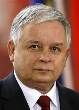 El presidente polaco Lech Kaczynski a su llegada a la Cancillería de Berlín. Kaczynski y algunos de los más importantes militares y funcionarios polacos murieron el sábado junto con decenas de personas cuando el avión presidencial chocó en Rusia. Foto AP