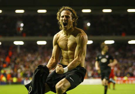 El delantero Atlético de Madrid Diego Forlán celebra tras marcar un gol contra Liverpool en las semifinales de la Liga Europa
