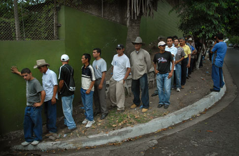 Campesinos de El Paisnal hacen cola frente a la Brigada de Seguridad Militar para recibir paquetes agrícolas.