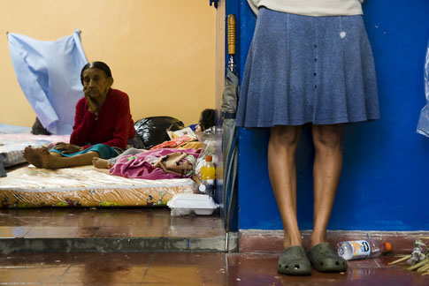 El polideportivo el Polvorín ha sido adaptado para que los refugiados de la Tormenta Agatha descansen mientras esperan el regreso a sus casas en las comunidades Minerva y Nicaragua 2. Foto Bernat Camps