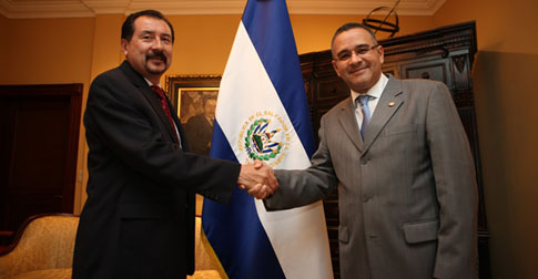 Miguel Menéndez estrecha la mano de Mauricio Funes después de su juramentación como presidente del Centro de Ferias y Convenciones en 2009. Foto Capres