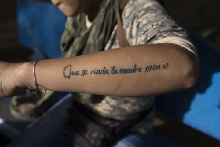 Chela, miembro de la resistencia universitaria, muestra el tatuaje que se realizo el día que Shester, su primo, fue asesinado durante el ataque a la UNAN por policías y paramilitares el 7 de junio de 2018. Foto: Fred Ramos 