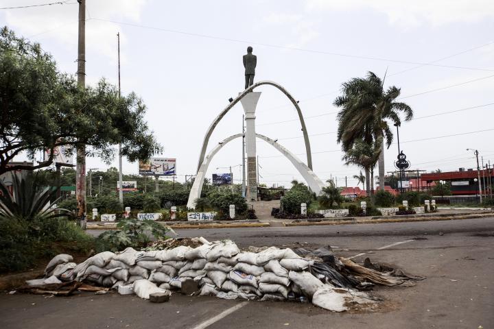 El redondel Rigoberto López Pérez, ubicado en los alrededores de la UNAN-Managua, se habíaconvertido en un campo de batalla entre policías y estudiantes atrincherados desde mucho antes del desalojo del 13 de julio. Managua, 30 de junio de 2018. Foto: Fred Ramos