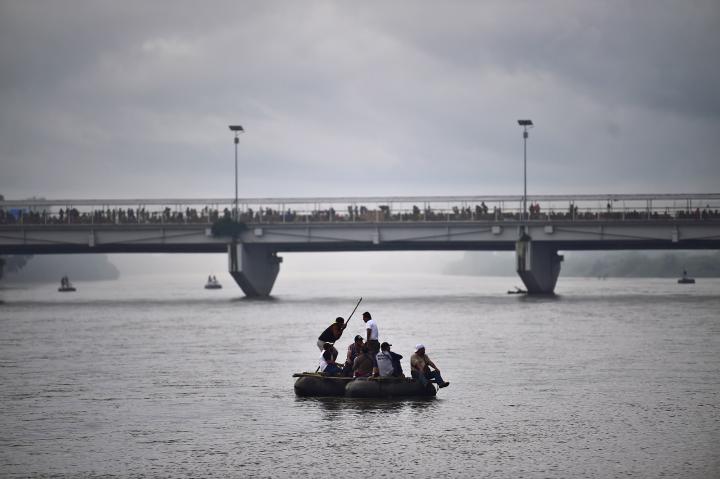 La caravana de migrantes enfrenta su propio caos