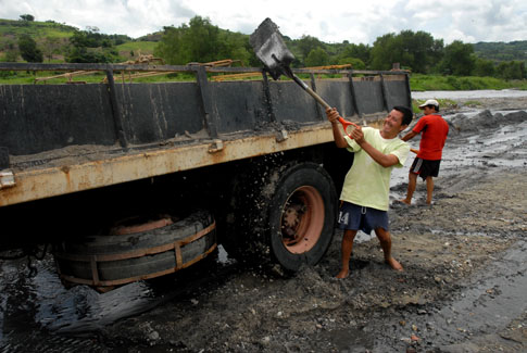 Jesús Rivera llena un camión con arena que del río Las Cañas en Ciudad Delgado.