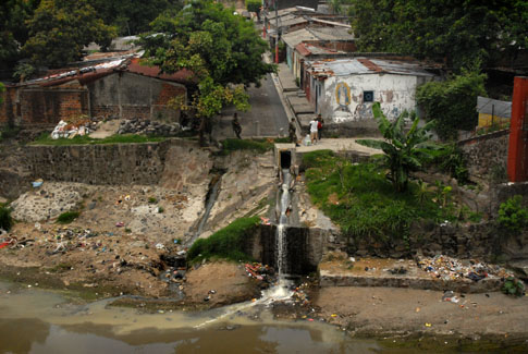 Vista del río Acelhuate desde la comunidad Miraflores, domicilio de Tomás Ramos.