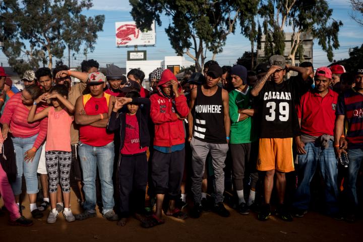 La caravana se estrella contra el muro en Tijuana