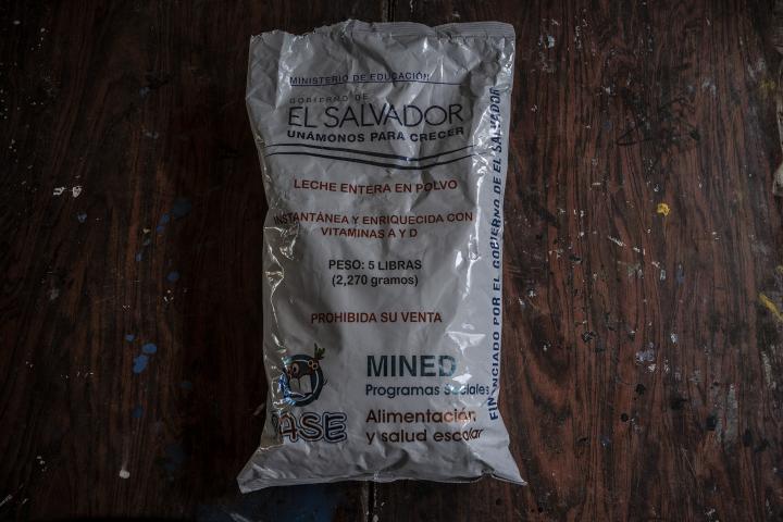 Los centros escolares que no forman parte del programa vaso de leche reciben leche el polvo, las presentaciones son de cinco libras. Cada director debe ir tres veces por año a recoger las raciones a centros de acopio del Ministerio de Educación. El 25% de las escuelas que recibe leche en polvo no tiene agua potable. Foto: Carlos Barrera/El Faro