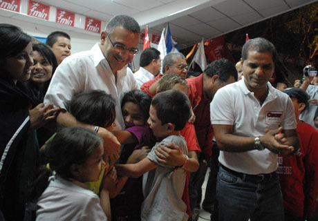 Óscar Ortiz, alcalde de Santa Tecla, a la derecha, durante un mitin de la campaña electoral de Mauricio Funes en San Juan Opico, La Libertad.