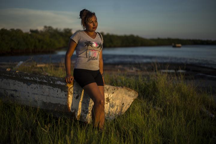 Marta tiene 27 años y es salvadoreña. Es de San Vicente pero ahora vive en Puerto El Triunfo, en el departamento de Usulután, refugiada en la vivienda de su abuela materna. Hace diez años su hermanastro la violó y quedó embarazada. La violencia sexual siguió por años. En 2017 terminó por huir de su casa y, con ayuda de la organización local Colectiva Feminista, denunció a su hermano. Ahora él está en prisión, acusado de violación a menor. Marta se graduó de bachillerato en 2018. Hoy cuida de su hija de diez años y mantiene a su abuela con un pequeño negocio de comidas que ha instalado junto a la carretera. Foto Víctor Peña.
