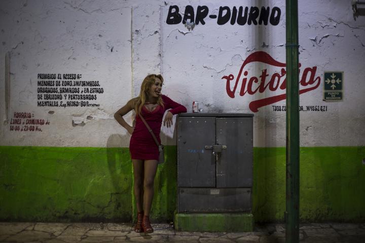 Thara tiene 25 años y salió de Comayaguela, uno de los barrios más peligrosos de la capital de Honduras. Tras años viviendo de la prostitución huyó de las amenazas que recibía por ser mujer trans en una comunidad en disputa entre las pandillas Barrio 18 y Mara Salvatrucha 13. Hace dos años decidió interrumpir su camino hacia Estados Unidos y quedarse en Tapachula de manera permanente. Sigue dedicada a prostituirse en una de las arterias más violentas de esta ciudad fronteriza. Foto: Víctor Peña.