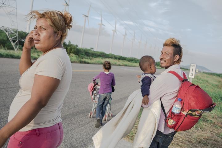 En octubre de 2018, de Honduras, El Salvador y Guatemala brotó un éxodo. Diluidas en un océano de hombres, cientos de mujeres hondureñas y salvadoreñas de todas las edades fueron parte de aquel fenómeno humano al que en la región llamó “las caravanas” y que desnudó el desgobierno de los países del norte de Centroamérica. Una avalancha de migrantes se lanzó a las carreteras y puso cuerpo al goteo migratorio que desde hace décadas transita de forma clandestina hacia Estados Unidos y que, en su paso por México, sufre asaltos, violaciones, torturas, secuestros, trata y asesinato. Ana Rafael tiene 33 años y es salvadoreña. Su marido, Luis Martínez, tiene 30. Su hijo Fernando, dos; Gabriela, la mayor, once. En la imagen, pedían aventón en la carretera México 190 para llegar a Juchitán de Zaragoza, en el estado de Oaxaca. Eran parte de la tercera caravana de personas a las que su país se les se les hizo ahogo, expulsadas por la violencia, la falta de empleo, la corrupción, las pandillas y el crimen organizado. Tras cruzar ya dos fronteras, esperaban quien los llevara en carro unos kilómetros más allá, en busca de la tercera y definitiva. En El Salvador vivían de lo que ganaba Luis como vendedor ambulante, pero Ana cuenta que en dos ocasiones los pandilleros le quitaron la mercadería y por eso decidieron migrar. Como miles de salvadoreños viajaron a Guatemala para unirse a otro grupo que había salido de Honduras el 12 de octubre y que copaba por esos días las portadas de todos los periódicos. Foto: Fred Ramos.