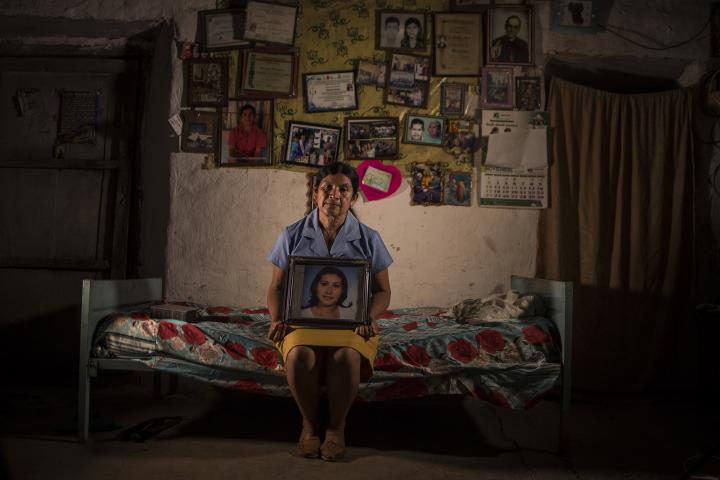 La salvadoreña Yolanda Ramírez sostiene una imagen de su hija, Ana María, a quien vio por última vez el 24 de abril de 2007, cuando salió como migrante hacia Estados Unidos.  En diciembre de 2016, a través del Comité de Familiares de Migrantes Fallecidos y Desaparecidos, COFAMIDE, Yolanda puso una demanda ante el Mecanismo de Apoyo Exterior Mexicano, en su Embajada en El Salvador. Ahora es parte del registro Nacional de Víctimas de México. Foto de El Faro: Víctor Peña.