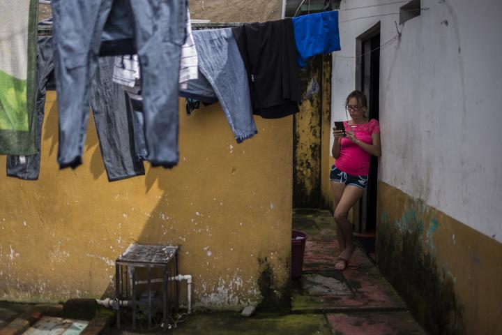 Dayrén es cubana y tiene 41 años. Originaria de Camagüey, vendió un pedazo de tierra y juntó 4,000 dólares para costear un coyote que los llevara a ella y a su esposo a Estados Unidos. Sus dos hijos quedaron en la isla, al cuidado de su abuela. De Cuba viajaron a Nicaragua y fueron subiendo hasta llegar a Ciudad de Guatemala, donde sus guías los abandonaron. Ellos decidieron seguir. Tomaron autobuses, caminaron, dicen que la Policía guatemalteca les extorsionó 16 veces en el camino hasta la frontera con México. Ahora viven en Tapachula, en el último cuarto de una vecindad. Él hace trabajos de albañilería y fontanería. El 15 de noviembre de 2019 el estado mexicano les otorgó una visa humanitaria que les permitirá trabajar y desplazarse libremente por el país durante un año. Después, aspiran a alcanzar el estatus de refugiados en México. Foto: Víctor Peña.