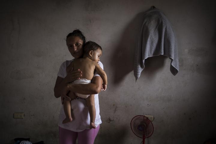 Gisela tiene 24 años y es hondureña. Viajaba hacia Estados Unidos con su familia pero, por temor a la nueva política antimigratoria del Gobierno de México, han decidido quedarse en Tapachula. La violencia en Honduras la expulsó en junio de 2019. Cuenta que un grupo de sicarios de su pueblo natal, Trujillo, en el departamento de Colón, la amenazó de muerte después de una disputa familiar. Una sobrina suya era maltratada por su pareja; el esposo de Gisela trató de impedirlo y empezaron las amenazas. Ahora dice que se siente atrapada a mitad del camino al norte, pero se niega a volver a Honduras. Ella, su esposo y sus dos hijos viven en una habitación de 9 metros cuadrados por la que pagan 60 dólares mensuales, en una vecindad de migrantes de paso, en el corazón de la ciudad. Es un precio alto, disparado por las nuevas caravanas; hasta unos meses atrás, ese mismo cuarto costaba 40 dólares. Allí ha hecho comunidad junto a centroamericanos y algunos cubanos. Juntos se esconden a la espera de que las políticas cambien. Quieren, un día, seguir hacia Estados Unidos. Foto: Víctor Peña.