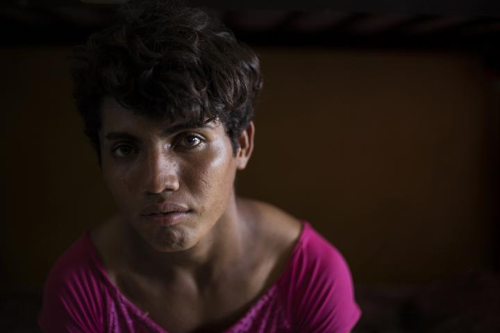 Daniela tiene 16 años y nació en la aldea El Guayacán, en las entrañas de la reserva del Lacandón, en el selvático departamento de Petén, Guatemala. Está en lento rumbo hacia Estados Unidos. Dice que escapó de la marginación de su propia familia por ser mujer trans. Esta fotografía se tomó el 5 de junio en el albergue La 72, en el municipio de Tenosique, en el estado de Tabasco, México. Días después, Daniela siguió caminando. A finales de octubre estaba en otro albergue, a 850 kilómetros. Foto: Víctor Peña.