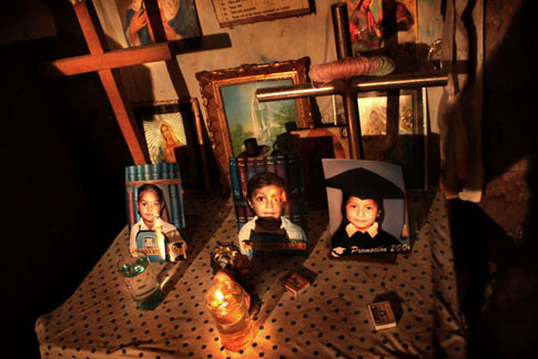 En un altar en la casa de la familia Siliézar aparecen, a la izquierda Gerardo, quien sobrevivió a la intoxicación; al centro, José, de 10 años, y a la derecha María Alejandra, de 12, que fallecieron envenenados.