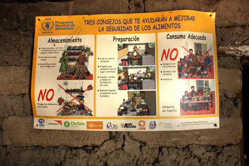 Irónicamente, en la casa de la familia Siliézar no había qué comer pero sí un cartel del Programa Mundial de Alimentos con consejos sobre la manipulación correcta de la comida.
