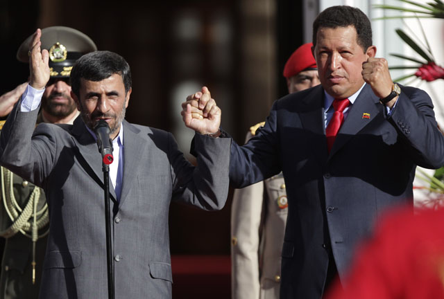 Imagen de Hugo Chávez junto al presidente de Irán, Mahmud Ahmadineyad, tomada el 25 de noviembre de 2009 en Caracas. Foto Archivo El Faro.