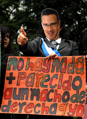 Una manifestante feminista durante el desfile del Primero de Mayo de 2010. Foto El Faro