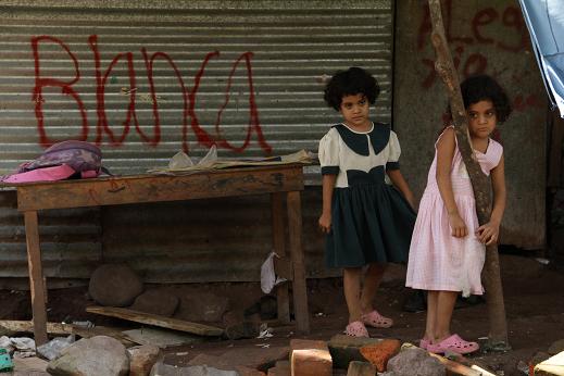 Las gemelas Cony Valeska y Gloria Bezaida Martínez, hijas de Blanca Alegría, juegan en su casa en el caserío Valle Nuevo, El Paisnal. Foto Mauro Arias