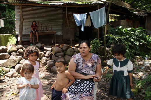 Blanca Alegría y sus hijos frente a su casa en  Valle Nuevo, El Paisnal. Foto Mauro Arias