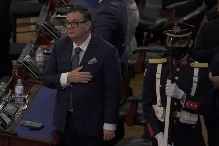 Christian Guevara, jefe de fracción de Nuevas Ideas, durante la rendición de cuentas del segundo año de Nayib Bukele, el 1 de junio de 2021, en el Salón Azul de la Asamblea Legislativa. Foto de El Faro: Víctor Peña.
