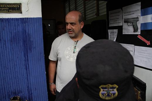 El ex fiscal general Garrid Safie detenido en la División de Armas y Explosivos de la PNC. Foto Mauro Arias