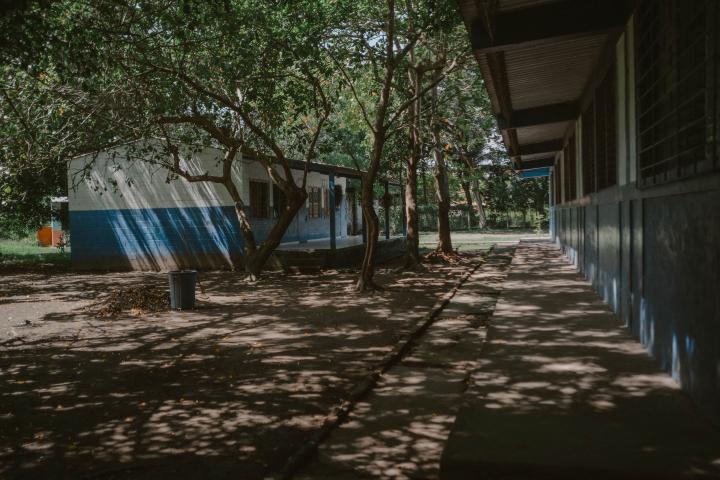 En el Centro Escolar Caserío Lempamar un grupo de alumnos ensayó durante semanas una obra de teatro titulada Reseña Histórica de El Salvador, en la que se dramatizaba momentos de la guerra Civil, como el asesinato de Monseñor Romero, los Acuerdos de Paz y la vida postguerra de la comunidad Amando López. Muchos creen que esa obra, presentada frente a la comunidad el 30 de mayo, terminó de molestar a los soldados que ya venían acosando a los jóvenes desde antes. Foto de El Faro: Carlos Barrera