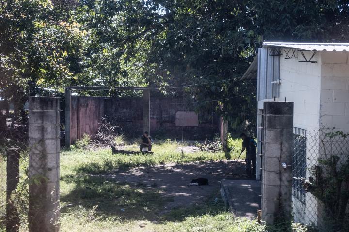 Este es un puesto de descanso de los infantes de Marina de la Fuerza Naval de El Salvador, en San Juan del Gozo, Bajo Lempa. La base está a unos ocho minutos en vehículo de la comunidad Amando López. Los testimonios de las víctimas describieron este como el lugar de las torturas. Foto de El Faro: Carlos Barrera
