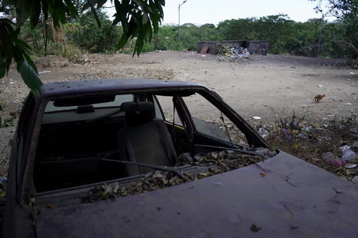 La Presita es una de las tantas comunidades establecidas sobre la ribera del río Grande de San Miguel. Al final de sus pasajes todavía hay vestigios de un basurero donde la pandilla La Mirada Locos tenía pleno control, como en el resto de la comunidad. Foto de El Faro: Víctor Peña.