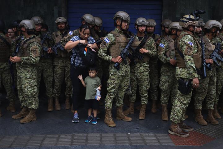 Centenares de militares se reunieron en el Centro Histórico de San Salvador para ensayar el desfile previo a la toma de posesión de Nayib Bukele, que ocurrió el 1 de junio de 2024 pese a ser prohíbido en al menos seis artículos de la Constitución. Foto de El Faro: Diego Rosales.