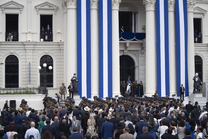La investidura de Bukele incluyó un amplio desfile militar, luego de su juramentación en el Palacio Nacional, en la que participaron 1,890 miembros de la Fuerza Armada. Foto de El Faro: Víctor Peña. 