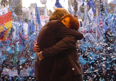 La presidenta Cristina Fernández y el ex presidente Néstor Kirchner, en Plaza de Mayo, en junio de 2008. Foto Presidencia de Argentina