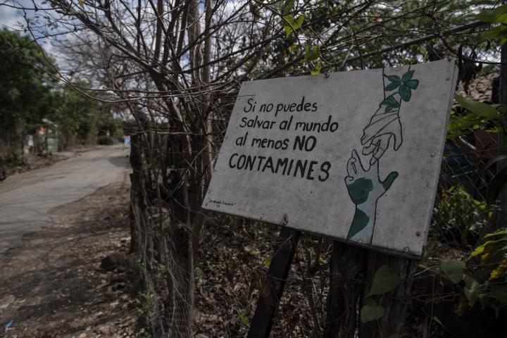 San Isidro está lleno de rótulos y murales con mensajes que invitan a la defensa del medio ambiente. En San Isidro, al igual que la comunidad Santa Marta, se iniciaron los movimientos en contra de la minería a principios de los 2000. Foto de El Faro: Carlos Barrera