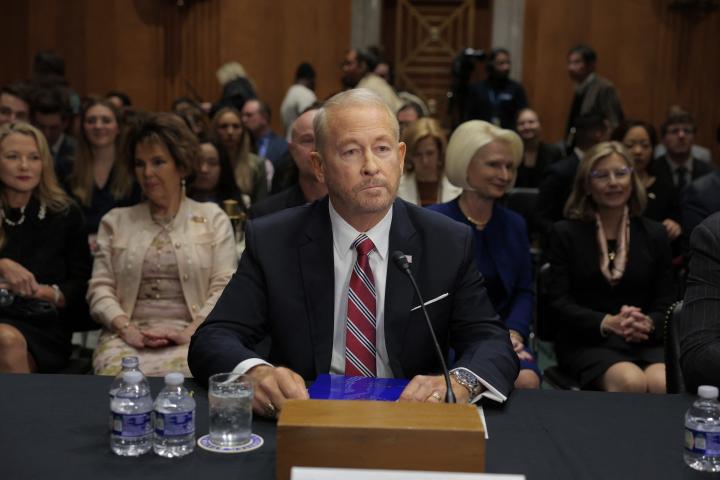 Ronald Johnson, nominado por el presidente estadounidense Donald Trump para embajador en México, durante una audiencia de nominación del Comité de Relaciones Exteriores del Senado, el 13 de marzo de 2025, en Washington, D.C. Los senadores interrogaron a los nominados sobre diversos temas relacionados con los intereses de Estados Unidos, como comercio, seguridad y recursos. Foto de El Faro: Anna Moneymaker/Getty Images/AFP.