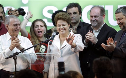 La presidenta electa brasileña Dilma Rousseff, del Partido de los Trabajadores, saluda a sus seguidores al llegar para pronunciar su discurso de victoria tras ganar la segunda ronda electoral, en Brasilia, el domingo 31 de octubre del 2010.