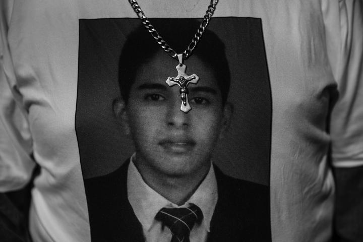 El padre de Bryan López vistión con una camiseta con la fotografía de su hijo durante una protestas contra el régimen de excepción en septiembre de 2022. Los familiares de Bryan lo habían declarado desaparecido tras no encontrarlo en el sistema penitenciario luego de su captura.